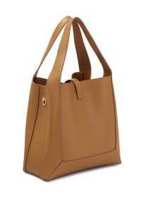 Handtas van lichtbruin leer met een gestructureerd ontwerp, voorzien van twee korte handgrepen en een subtiele ritssluiting. Soepele textuur en hoekige vorm.