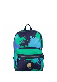 Rugtas met een blauw en groen abstract patroon, gemaakt van duurzaam materiaal, met een voorzak met rits en een logo-opdruk. Groot hoofdvak.