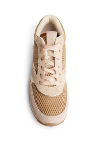 Baskets rose clair en matériaux mesh et daim, bout rond, design à lacets et accents texturés. Comprend un col rembourré pour plus de confort.
