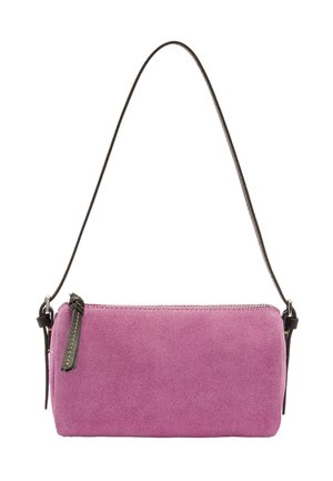 Mała prostokątna różowa torebka z zamszu z czarnym, regulowanym paskiem na ramię i zamkiem błyskawicznym na górze.