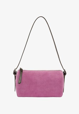 Mała prostokątna różowa torebka z zamszu z czarnym, regulowanym paskiem na ramię i zamkiem błyskawicznym na górze.