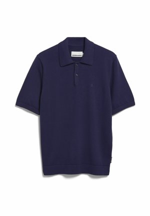 Marineblaues Poloshirt mit kurzen Ärmeln, zwei Knöpfen, Kragen und dezentem, auf der Brust gesticktem Logo.