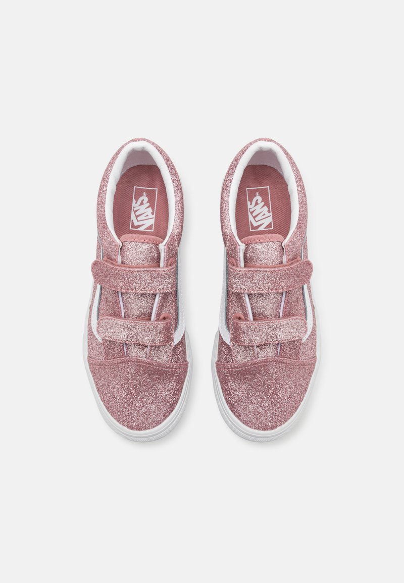 Sneakers rosa glitter con dettagli bianchi, caratterizzate da un design a bassa punta, cinturini con chiusura a strappo e linguetta imbottita per il massimo comfort.