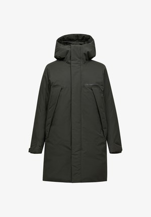 Cappotto imbottito verde con cappuccio, taglio dritto, chiusura con zip e tasche laterali. Presenta un logo sul petto e una superficie liscia e opaca.