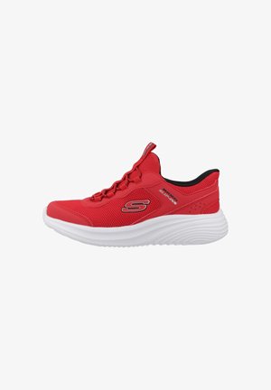 Zapatilla deportiva Skechers roja con suela blanca gruesa, parte superior de malla, cierre de cordones y logo en el lateral y la lengüeta.