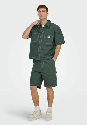 Only & Sons JEANS-SHORTS ONSEDGE MID RISE GERADE GESCHNITTEN 5-POCKET-SHORTS - Farmer rövidnadrágok - dark green denim