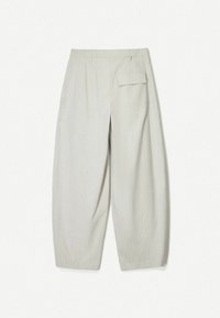 Hellgraue, weit geschnittene Hose mit vertikalen Nadelstreifen, ausgestattet mit einer einzelnen Gesäßtasche und einem glatten Stoff. Lässiges Design.