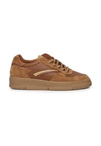 Bruine leren en suède lage sneakers met een gestructureerde afwerking, voorzien van beige accenten en een rubberen zool met een gemusterde loop.