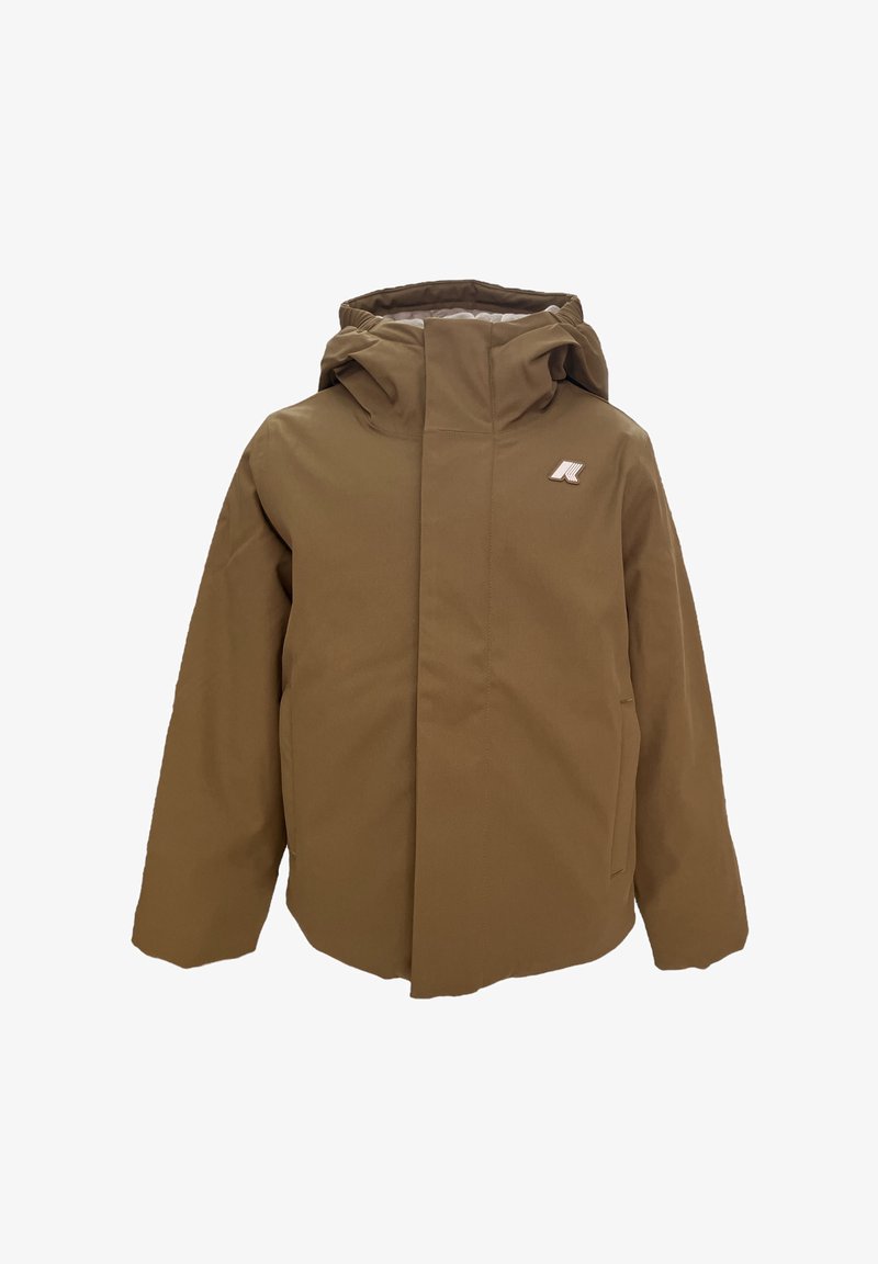 Giacca isolante marrone con colletto alto e cappuccio. Presenta una chiusura frontale con zip, tasche laterali e un piccolo logo sul petto.