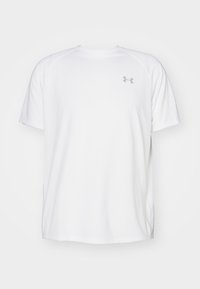 Vit kortärmad atletisk t-shirt gjord av fukttransporterande tyg, med en liten grå logotyp på övre vänstra bröstet. Slät yta.