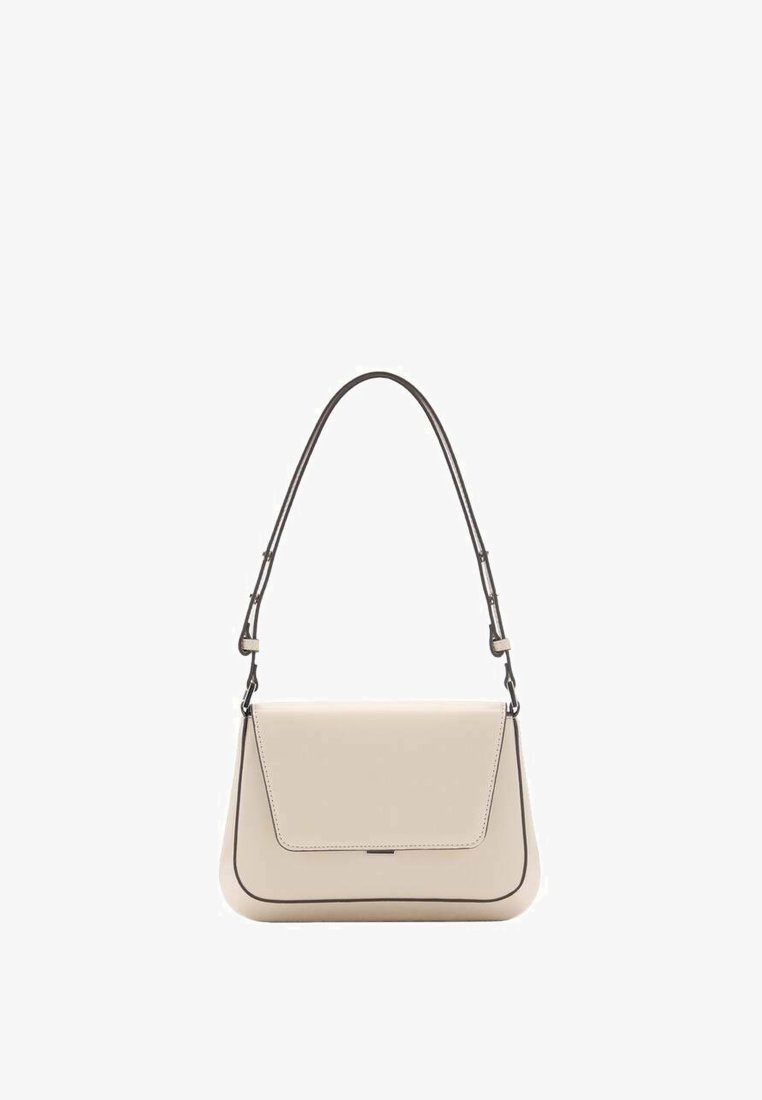 Sac à main structuré beige avec un rabat, des coutures sombres contrastantes et une fine sangle réglable pour le porter. Texture en cuir lisse.
