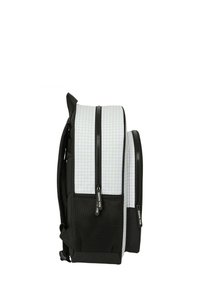 Zaino a doppio scomparto con una superficie grigio chiaro testurizzata e accenti neri. Presenta due cerniere e tasche laterali in rete per ulteriore stivaggio.