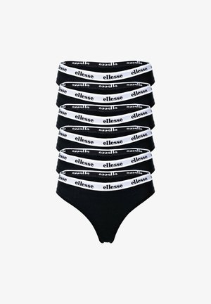 Zwart damesondergoed met een hoge uitsnijding, voorzien van witte elastische banden met de tekst "ellesse" langs de tailleband. Meerdere paar opgestapeld.