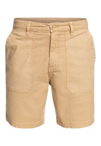 Beige bomullsshorts med rak skärning, två framfickor, knappstängning och en slät yta.