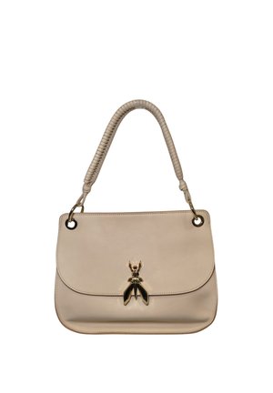 Sac à main en cuir beige avec poignée tissée et fermoir en forme d'insecte doré sur le rabat avant, présenté sur un fond blanc.