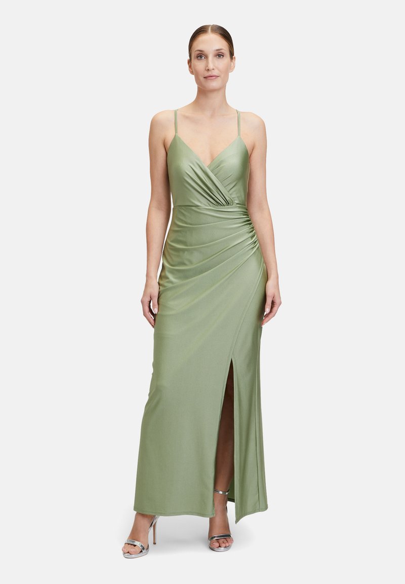 Grünes Satin-Maxikleid mit tailliertem Oberteil, V-Ausschnitt und dünnen Trägern. Mit einem seitlichen Schlitz und gerafftem Detail an der Taille.