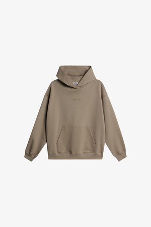 Taupe oversized hettegenser med frontlommer i kengurustil og subtil preget logo på brystet, med lange ermer og stor hette.