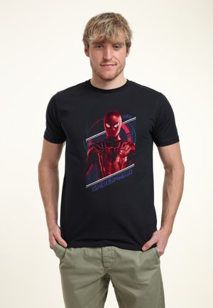 Czarny t-shirt z grafiką Spider-Mana w czerwonych tonach, z geometrycznymi akcentami oraz napisem "SPIDER-MAN" w kolorze niebieskim poniżej obrazka.