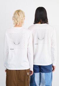 Salomon DIGITAL SWAMP TEE UNISEX - Μπλούζα με μακριά μανίκια - white