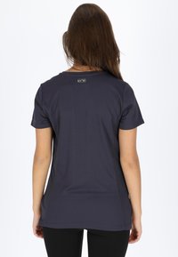 Marineblauw T-shirt met korte mouwen, gemaakt van een gladde stof, met een klein STX-label aan de achterkant, met een ontspannen pasvorm en een ronde halslijn.