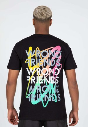 Schwarzes T-Shirt mit kurzen Ärmeln und multicolor bedrucktem Text "WRONG FRIENDS" in verschiedenen Schriftarten auf dem Rücken; glattes Material und bequeme Passform.