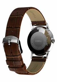 Montre Timex avec un cadran noir rond, boîtier en acier inoxydable argenté poli et bracelet en cuir marron foncé à motif crocodile.