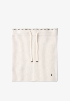 Tour de cou en tricot blanc côtelé avec cordons. Présente des accents argentés discrets et un petit logo sur le côté. Texture douce.