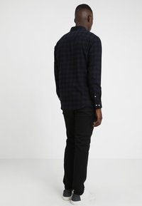 Marine ruitpatroon overhemd met lange mouwen en een button-down kraag, met een rechte zoom, contrasterende witte knopen en een relaxte pasvorm.
