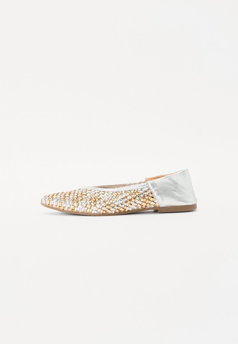 Chaussure plate tissée présentant un design texturé doré et blanc, avec un talon arrière métallique argenté et une forme de orteil simple et arrondie.