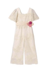 Tuta in pizzo color crema con maniche a soffietto corte, scollo quadrato, decorazioni floreali in vita e pantaloni a gamba larga.