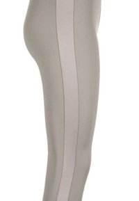 Leggings a vita alta di colore grigio chiaro con una striscia laterale di un beige chiaro a contrasto, realizzati in tessuto elasticizzato e con una texture liscia.
