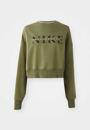 Oliven grønn cropped sweatshirt med lange ermer, rund hals og svart 'NIKE' logo over brystet. Myk stoff og ribbede mansjetter.