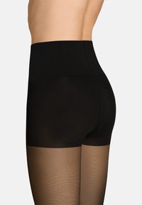 Schwarze hoch taillierte Shorts mit einem durchsichtigen unteren Abschnitt. Glatte Textur, elastischer Bund und ein kontrastierender hellbrauner durchsichtiger Stoff darunter.