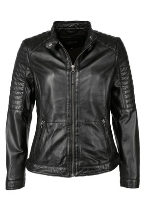 Cazadora de cuero negra para motociclista con hombros acolchados, cremallera frontal y bolsillos laterales, y detalle de cuello con botón a presión.