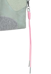 Pochette verde e grigia con texture e accenti pastello, dotata di una cerniera con cordino rosa e una finitura in pelle liscia.