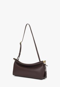 Sac à bandoulière en cuir marron foncé avec une fine sangle réglable et des ferrures dorées, posé sur un fond blanc.