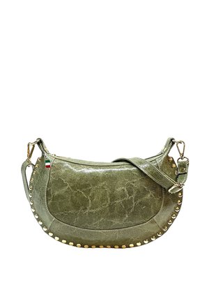 Sac d'épaule en cuir vert olive en forme de croissant avec des clous dorés le long des bords et une bandoulière amovible avec des fermoirs métalliques.