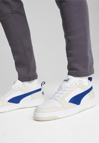 Puma REBOUND V6 UNISEX  - Sportcipő - vapor gray/clyde royal/white