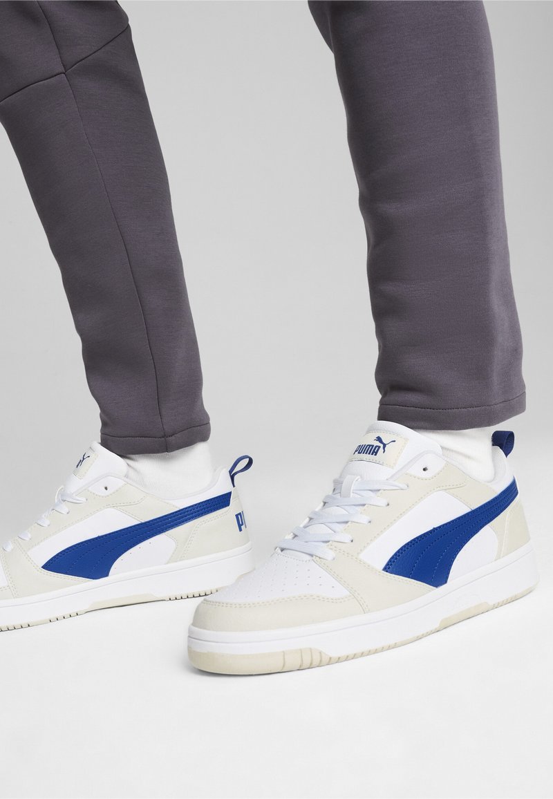 Puma REBOUND V6 UNISEX - Sportcipő - vapor gray/clyde royal/white