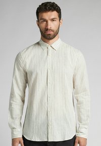 Overhemd met knopen, gemaakt van lichte stof, met verticale strepen in roomkleur en pastelkleuren, met een standaard kraag en lange mouwen.