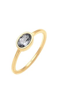Anello in tonalità oro con una pietra grigia ovale e sfaccettata, dotato di una fascia liscia e una finitura lucida. Marcato '925' ad indicare il contenuto in argento sterling.