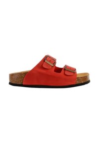 Sandalo rosso in suede con due cinturini regolabili, sottopiede in sughero e suola in gomma nera. Design open-toe con forma arrotondata.