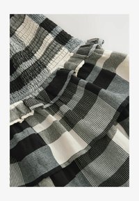 Unselected, black/white