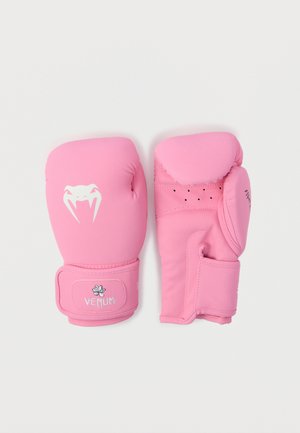 Rosa boksehansker laget av syntetisk materiale med polstret design, med en hvit logo på forsiden og ventilasjonshull på sidene.