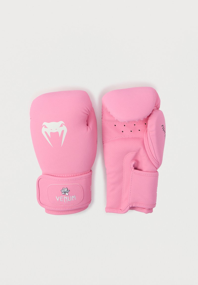 Ružičaste boksačke rukavice od sintetičkog materijala s podstavljenim dizajnom, s bijelim logotipom sprijeda i ventilacijskim otvorima sa stranica.