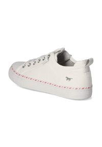 Weiße Leinenschuhe mit strukturiertem Finish, ausgestattet mit einer gummierten Sohle mit roten Streifen, silberfarbigen Ösen und einem kleinen Logo an der Seite.