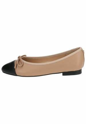 Beige balletsko med sort tåhætte og lille sløjfe på toppen, lav sort hæl, glat finish, sideprofil mod hvid baggrund.