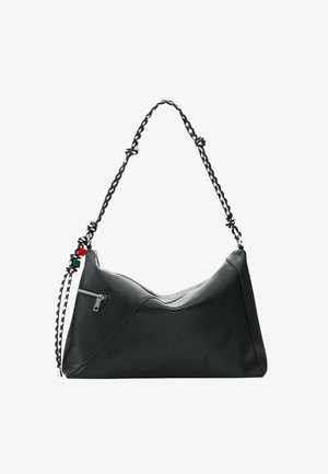 Fekete bőr válltáska ívelt kialakítással, cipzáras zsebbel és színes díszítésekkel ellátott fonott lánc fogantyúval. Dombornyomott logó részlet.