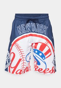 Pantalones cortos de béisbol en azul marino y blanco con el logo y texto en rojo de los New York Yankees, cinturilla elástica con cordón y detalles con patrón.