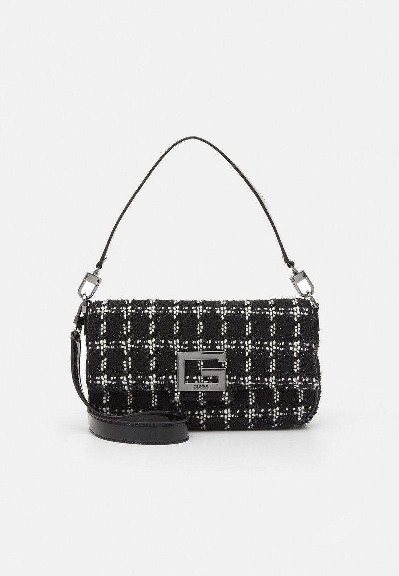 Sac à main en tweed noir et blanc de forme rectangulaire, dotée d'une anse en cuir noir, de quincaillerie en argent et d'un accent logo prononcé.